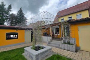 Seitliche Ansicht eines 15 m² großen Edelstahl-Rankgitters im Raum Augsburg