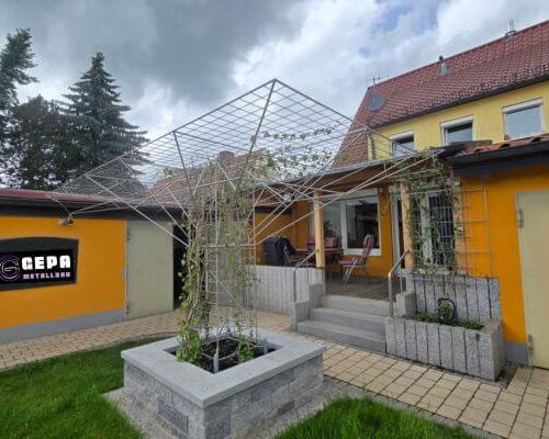 edelstahl-rankgitter-flaeche-augsburg-seitenansicht Seitliche Ansicht eines 15 m² großen Edelstahl-Rankgitters im Raum Augsburg