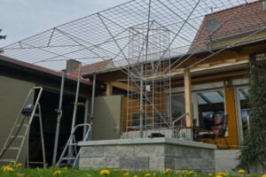 Großflächiges Edelstahl-Rankgitter als individuelles Gartenelement im Raum Augsburg
