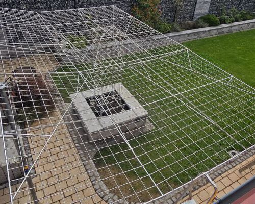 edelstahl-rankgitter-stamm-konstruktion-haunstetten Zentraler Edelstahl-Stamm mit geschweißter Rundstabkonstruktion bei Haunstetten