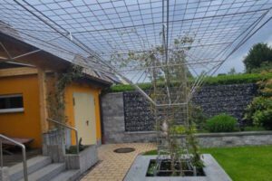 Detail der Rundstäbe einer hochwertigen Edelstahl-Rankhilfe bei Haunstetten