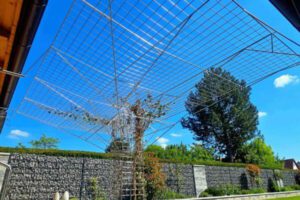 Rankhilfe aus Edelstahl im Garten – ideal für Kletterpflanzen nahe Bobingen