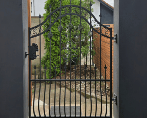handgefertigtes-stahltor-mit-zierornamenten handgefertigtes-stahltor-mit-zierornamenten