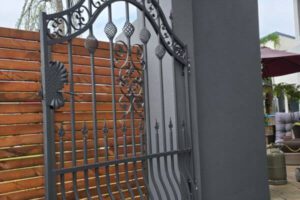 Detailaufnahme der geschwungenen Schmiedeelemente und Zierornamente im Raum Königsbrunn