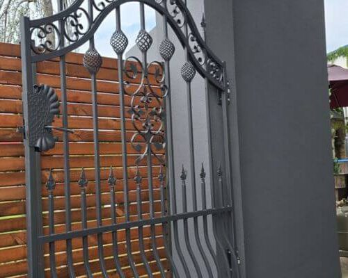 schmiedeelemente-tor-koenigsbrunn-ral7011-detail Detailaufnahme der geschwungenen Schmiedeelemente und Zierornamente im Raum Königsbrunn