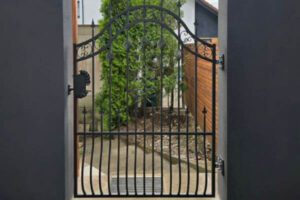 Einflügeliges Schmiedetor mit Zierspitzen, lackiert in RAL 7011 – montiert in Königsbrunn