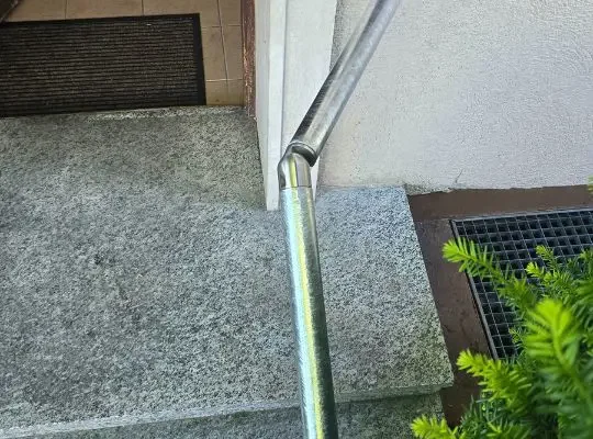 aussentreppe-handlauf-sonderloesung-metallbau Metallhandlauf mit abnehmbarem Teilstück zur flexiblen Nutzung des Außenbereichs