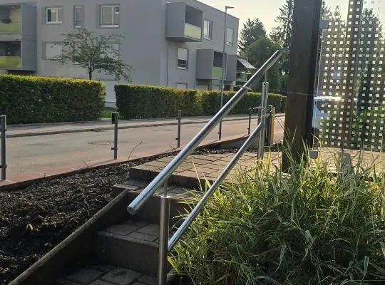 aussentreppe-handlauf-verzinkt-koenigsbrunn Stahlhandlauf mit Knieleiste an vierstufiger Außentreppe in Königsbrunn, hergestellt von GEPA Metallbau