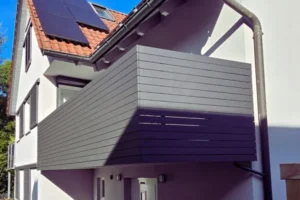 balkongelaender-l-form-db703-Mering Modernes Balkongeländer in L-Form mit Aluminiumprofilen, gefertigt von GEPA Metallbau in Königsbrunn