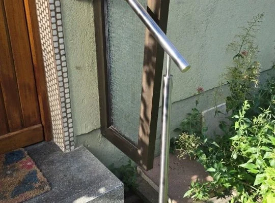 barrierefreier-handlauf-edelstahl-treppenaufgang Ergonomischer Doppelhandlauf aus Edelstahl für mehr Sicherheit im Außenbereich eines Wohnhauses in Augsburg