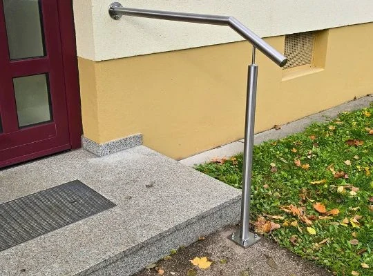 chromnickelstahl-handlauf-boden-wandbefestigung andlauf aus Chromnickelstahl mit Boden- und Wandbefestigung für barrierearmen Zugang