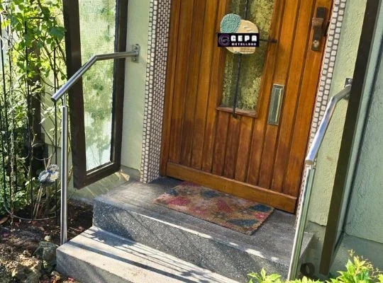 doppelhandlauf-chromnickelstahl-seniorenhilfe-augsburg Doppelter Edelstahlhandlauf an Treppe in Augsburg zur sicheren Nutzung für Senioren