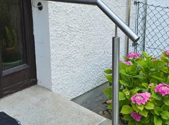 edelstahl-handlauf-42mm-aussentreppe-koenigsbrunn Moderner Handlauf aus Chrom-Nickel-Stahl zur sicheren Begehung einer Außentreppe, langlebige Ausführung