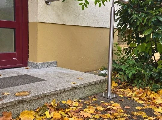 edelstahl-handlauf-haunstetten-hauseingang Edelstahl-Handlauf an Hauseingang in Haunstetten, gefertigt von GEPA Metallbau