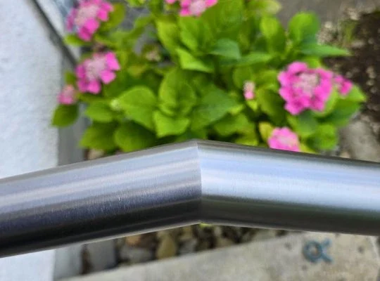 edelstahl-handlauf-knick-schleifdetail-koenigsbrunn Geschliffener Edelstahlhandlauf mit sicherer Wandbefestigung für Treppen im Außenbereich