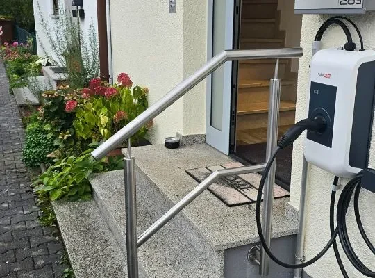 edelstahl-handlauf-knieleiste-privatkunde-augsburg Geschliffener Treppenhandlauf aus Edelstahl mit zwei Stützen, moderne Ausführung für Privathaus