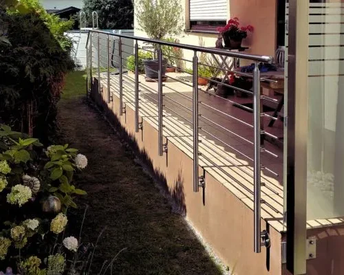 edelstahl-rehlinggelaender-terrasse-augsburg Rehlinggeländer aus Edelstahl K240 an Terrasse im Raum Augsburg, gefertigt von GEPA Metallbau
