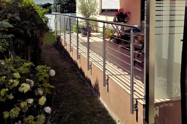 edelstahl-rehlinggelaender-terrasse-augsburg Rehlinggeländer aus Edelstahl K240 an Terrasse im Raum Augsburg, gefertigt von GEPA Metallbau