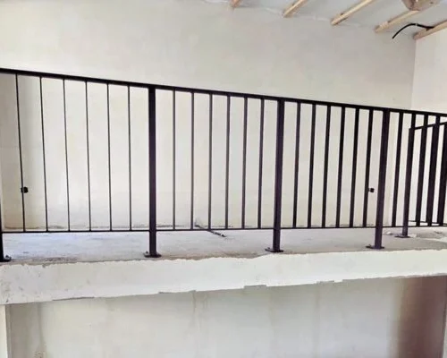 flachstahlgelaender-bruestung-augsburg-schwarz Pulverbeschichtetes Flachstahl-Brüstungsgeländer in L-Form, montiert auf Betondecke, gefertigt von GEPA Metallbau