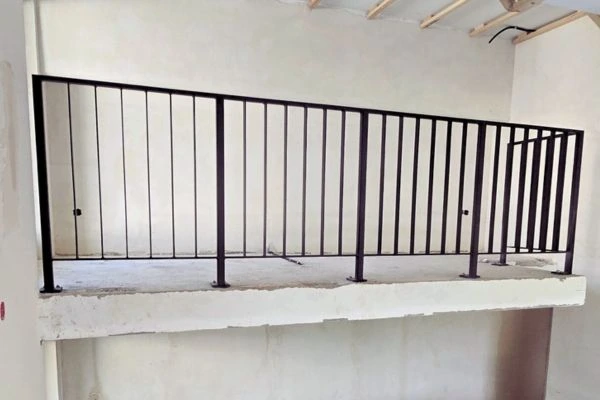 flachstahlgelaender-bruestung-augsburg-schwarz Pulverbeschichtetes Flachstahl-Brüstungsgeländer in L-Form, montiert auf Betondecke, gefertigt von GEPA Metallbau