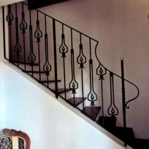 gelaender-detail-ornament-schwarz-messing-augsburg Elegantes Treppengeländer aus Stahl mit traditionellen Schmiedeornamenten und Messingabschlüssen