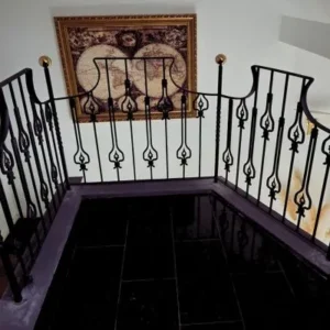 gelaender-u-form-schwung-design-messingkugel U-förmiges Schmiedegeländer mit Messingkugeln im Innenbereich, gefertigt von GEPA Metallbau im Raum Augsburg