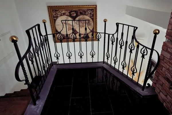 gelaender-u-form-schwung-design-messingkugel U-förmiges Schmiedegeländer mit Messingkugeln im Innenbereich, gefertigt von GEPA Metallbau im Raum Augsburg