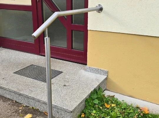 handlauf-42mm-aussentreppe-hausverwaltung-augsburg Robuster Edelstahlhandlauf mit K240 Schliff für stark genutzten Hauseingang in Haunstetten