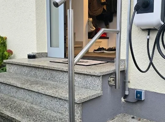 handlauf-edelstahl-treppenaufgang-modern-augsburg Stabiler Edelstahlhandlauf für kleine Treppe im Außenbereich mit pflegeleichter Oberfläche