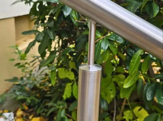 handlauf-stuetzen-abgesetzt-modern-haunstetten Sicherer Treppenhandlauf aus Edelstahl mit leicht wirkender Stützenkonstruktion