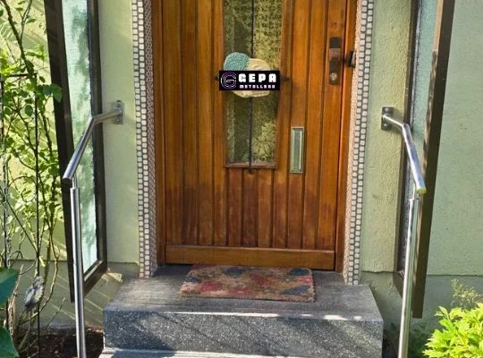 handlauf-zweifach-edelstahl-sicherheitsloesung-haunstetten Chromnickelstahl-Handlauf für barrierearmen Zugang, gefertigt von GEPA Metallbau