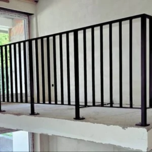 modernes-stahlgelaender-l-form-innenbereich Stabiles Brüstungsgeländer mit L-förmiger Konstruktion und klarer Linienführung aus Stahl