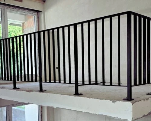 modernes-stahlgelaender-l-form-innenbereich Stabiles Brüstungsgeländer mit L-förmiger Konstruktion und klarer Linienführung aus Stahl