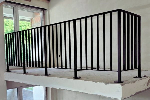 modernes-stahlgelaender-l-form-innenbereich Stabiles Brüstungsgeländer mit L-förmiger Konstruktion und klarer Linienführung aus Stahl