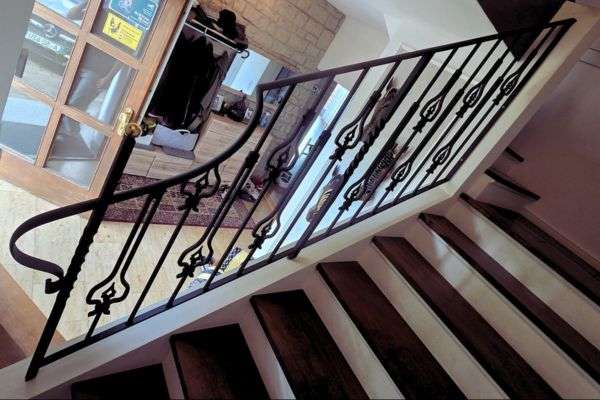 montage-stahlgelaender-treppenhaus-koenigsbrunn Treppengeländer aus Schmiedeelementen mit Messingkugeln, montiert von GEPA Metallbau in Königsbrunn