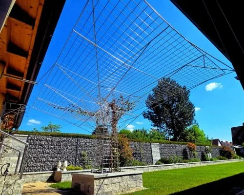 rankgitter-edelstahl-stuetzen-baumoptik-augsburg Edelstahlkonstruktion mit ca. 15 m² Rankfläche als moderne Beschattungslösung, Haunstetten bei Augsburg