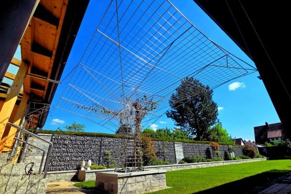 rankgitter-edelstahl-stuetzen-baumoptik-augsburg Edelstahlkonstruktion mit ca. 15 m² Rankfläche als moderne Beschattungslösung, Haunstetten bei Augsburg