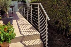 rehlinggelaender-terrasse-moderne-ausfuehrung Edelstahlgeländer mit 240er Schliff für erhöhte Terrasse, langlebige Ausführung