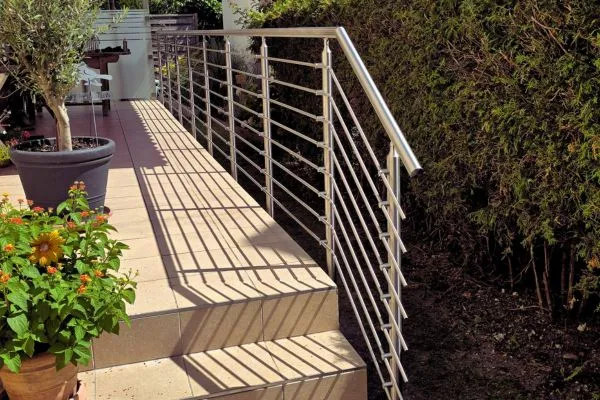 rehlinggelaender-terrasse-moderne-ausfuehrung Edelstahlgeländer mit 240er Schliff für erhöhte Terrasse, langlebige Ausführung