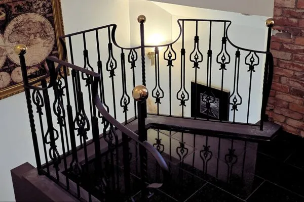 schmiede-stabgelaender-handlaufbogen-bayern Brüstungsgeländer im 1. OG mit klassischer Schmiedekunst und stilvollen Details