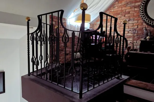 schmiedegelaender-bruestung-innenbereich-Königsbrunn Geschwungener Handlauf mit dekorativen Schmiedeelementen und Messingabschluss