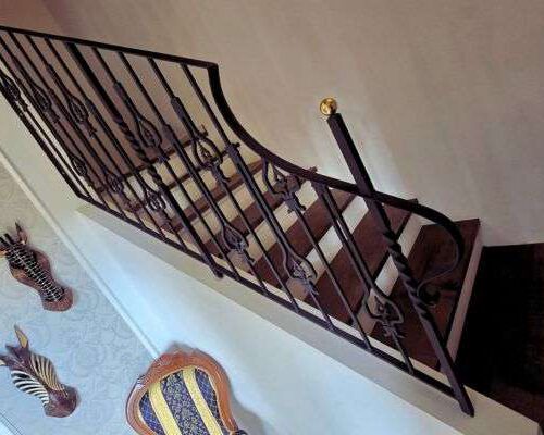 schmiedegelaender-innen-aus-stahl-augsburg Klassisches Schmiedegeländer mit geschwungenen Details und pulverbeschichteter Oberfläche im Innenbereich Königsbrunn