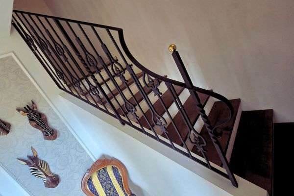 schmiedegelaender-innen-aus-stahl-augsburg Klassisches Schmiedegeländer mit geschwungenen Details und pulverbeschichteter Oberfläche im Innenbereich Königsbrunn