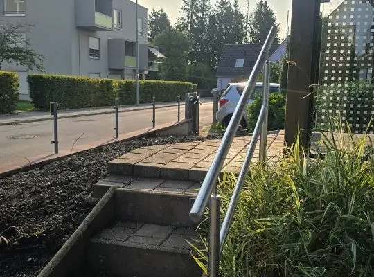 senioren-handlauf-stahlbau-koenigsbrunn Robuster Handlauf für Eingangsbereich aus verzinktem Stahl, langlebige Lösung in Königsbrunn