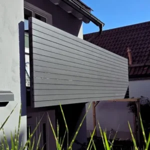 stahl-balkongelaender-aluprofile-augsburg Stirnseitig montiertes Stahlbalkongeländer in DB703 Feinstruktur mit waagerechten Aluprofilen