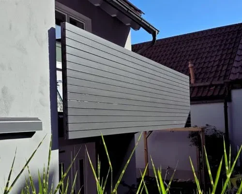 stahl-balkongelaender-aluprofile-augsburg Stirnseitig montiertes Stahlbalkongeländer in DB703 Feinstruktur mit waagerechten Aluprofilen