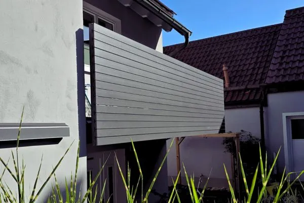 stahl-balkongelaender-aluprofile-augsburg Stirnseitig montiertes Stahlbalkongeländer in DB703 Feinstruktur mit waagerechten Aluprofilen