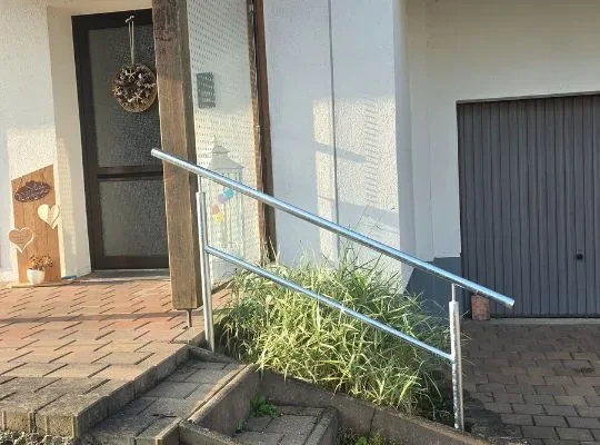 stahl-handlauf-koenigsbrunn-senioren-treppe Stahlgeländer mit ergonomischem Verlauf für sicheren Halt im Außenbereich