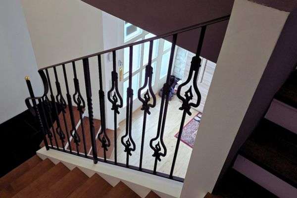 treppengelaender-schmiedeeisen-messingkugel-Koenigsbrunn Hochwertiges Stabgeländer mit dekorativen Schmiedeteilen und Handlaufbogen, Fertigung und Montage in Königsbrunn