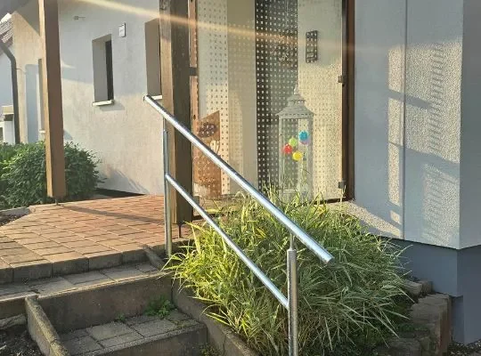 treppengelander-stahl-verzinkt-koenigsbrunn Durchgehend geführter Stahlhandlauf ohne Knick mit zwei Stützen und Knieleiste